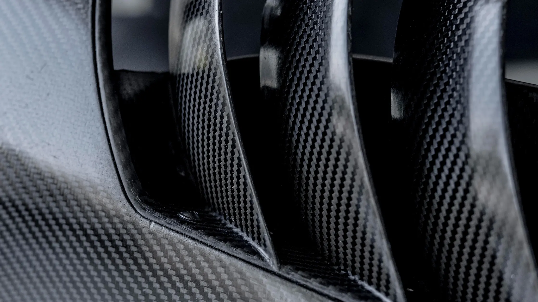 Carbon Bauteil: Luftauslass für Bremsenkühlung